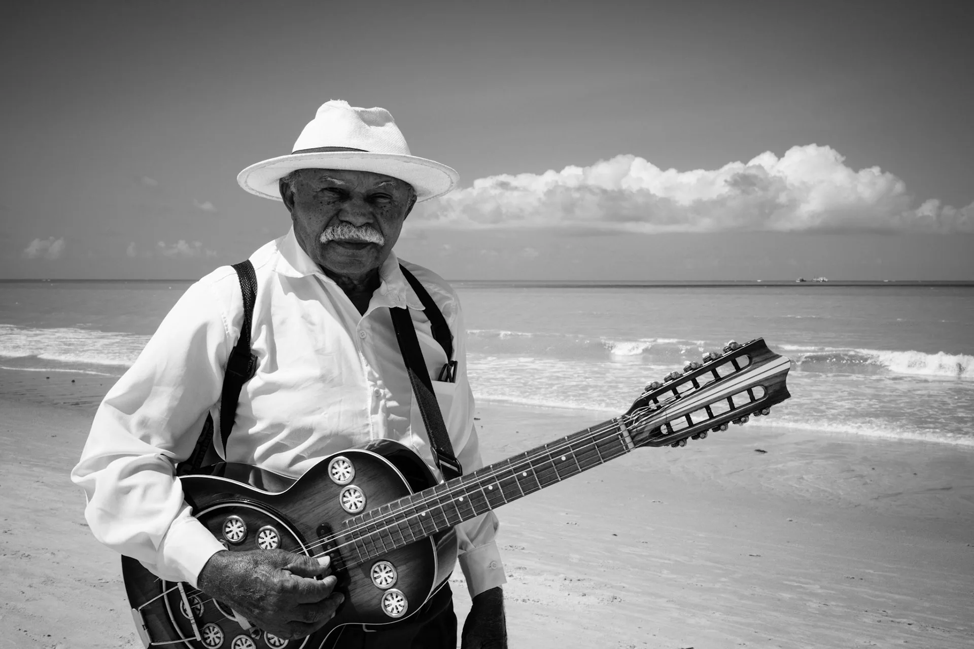 Eye Contact: photograph by Leo Saraiva, image 11