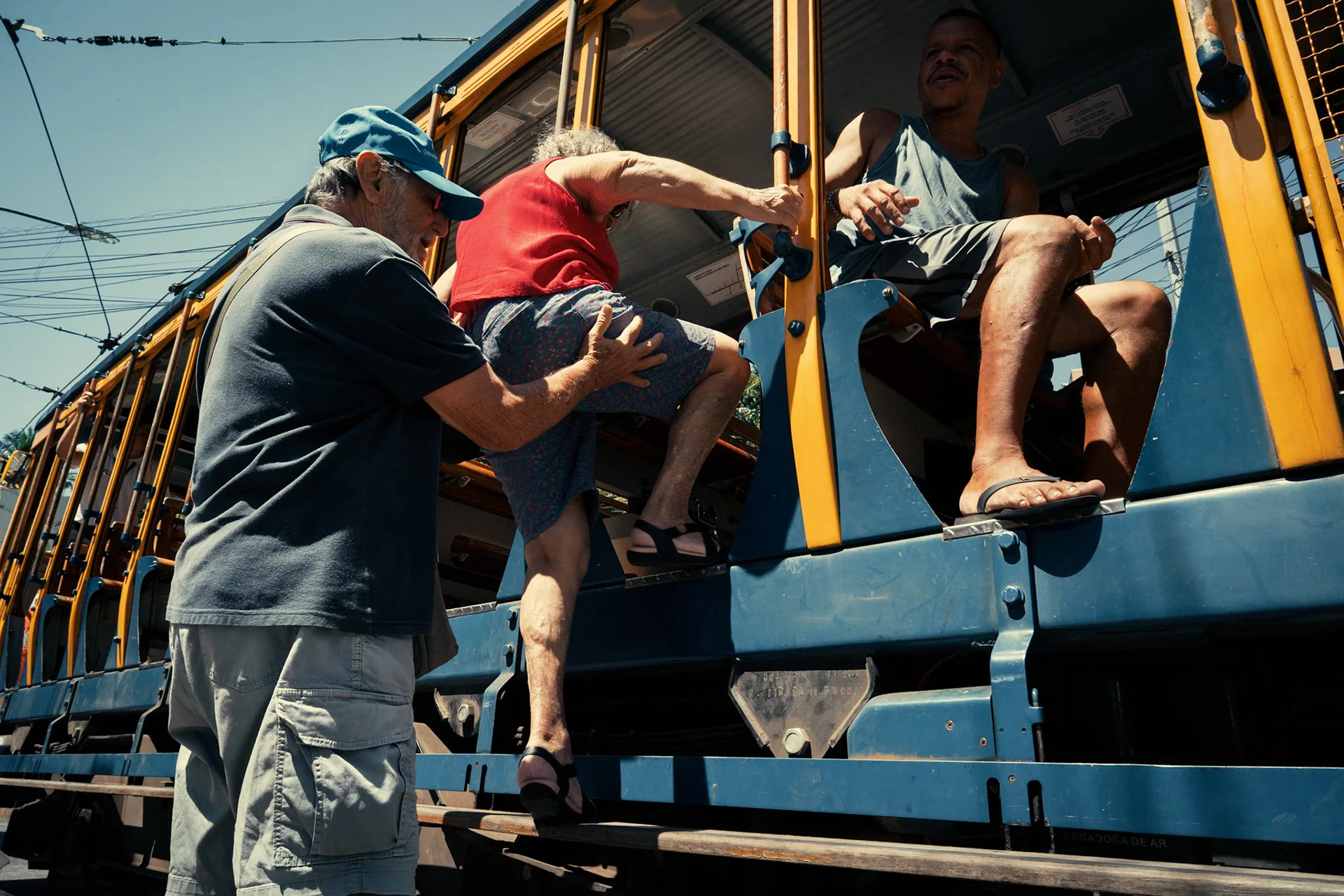 Street: photograph by Leo Saraiva, image 7